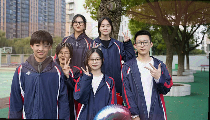 战术板上的跑动路线，标注数字和箭头，展示攻防转换策略